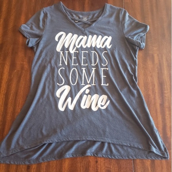 🔥4/$15🔥 Womens Small Grapic Print Mama Needs some Wine High low Tunic T-shirt - Picture 1 of 4